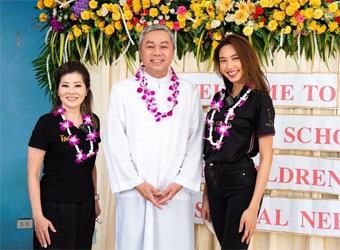 Hoa hậu Thùy Tiên thăm Trung tâm Thanh Thiếu Niên (Dòng Chúa Cứu Thế) tại Pattaya, Thái Lan.